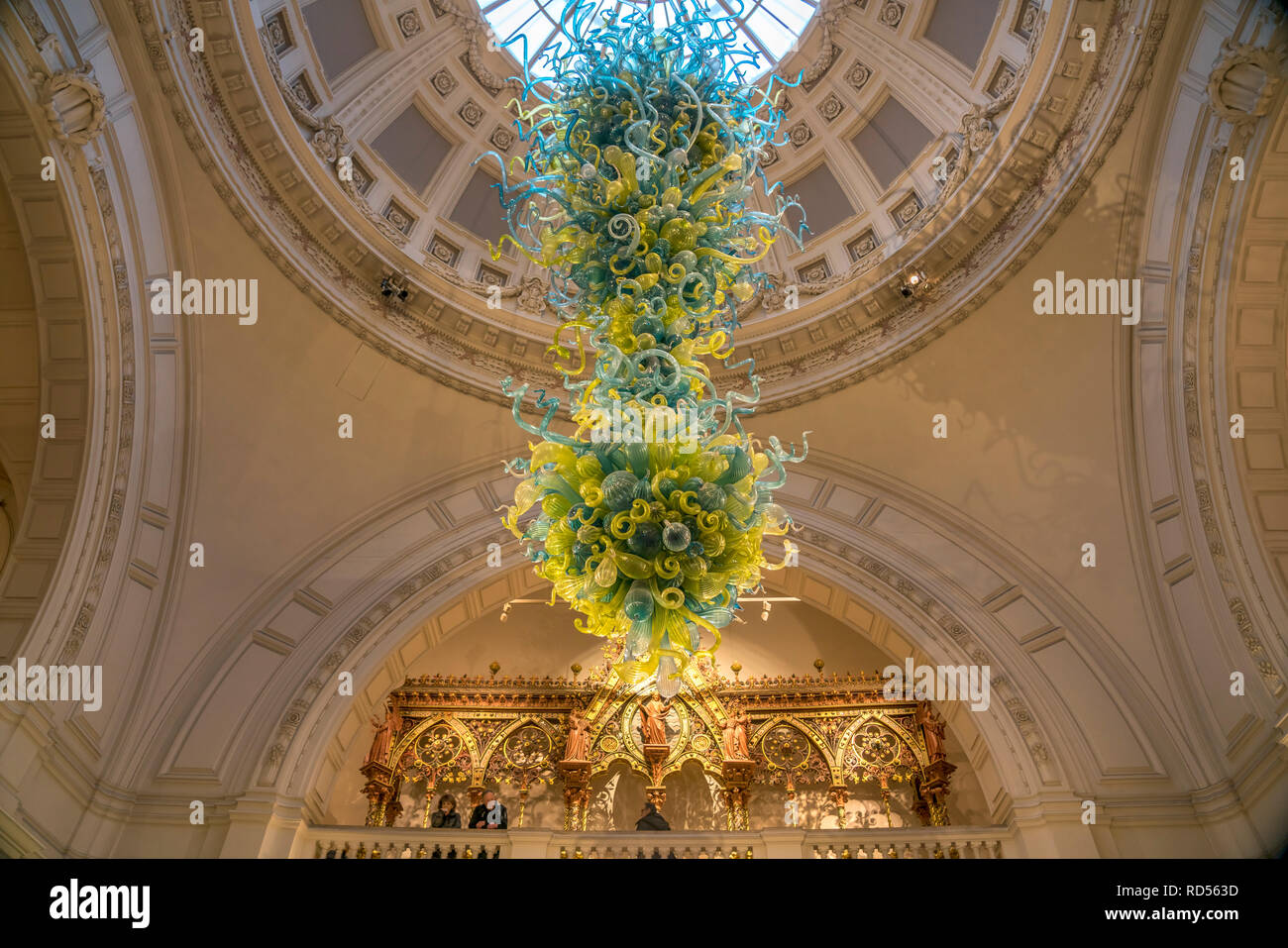 Glas Kronleuchter von Dale Chihuly, Victoria und Albert Museum, London, Vereinigtes Königreich Großbritannien, Europa | Glaskronleuchter von Dale Chih Stockfoto