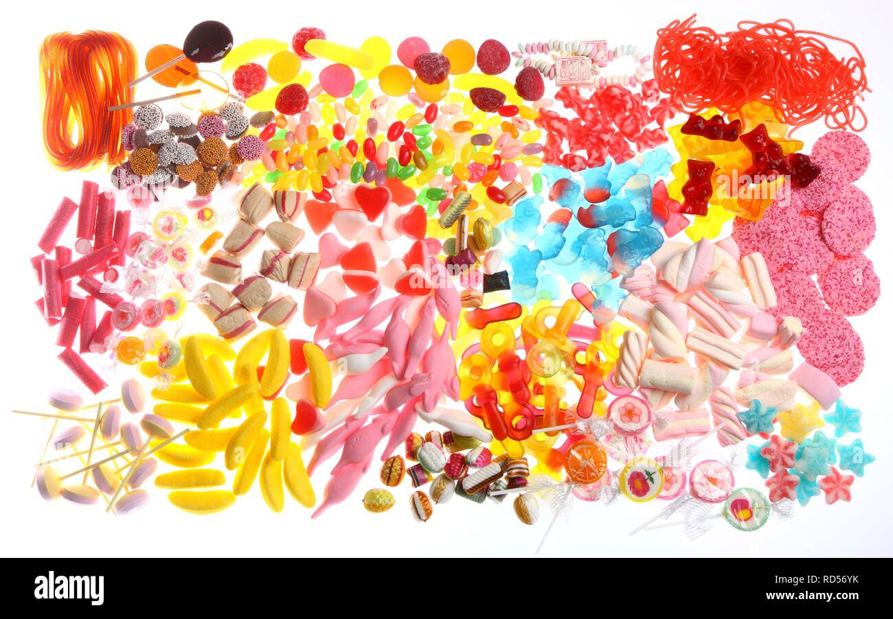 Klare Plastiktüten mit einer Vielzahl von Fruchtgummis, Marshmallows, Bonbons, Lutscher, Cookies und Gummibärchen Stockfoto