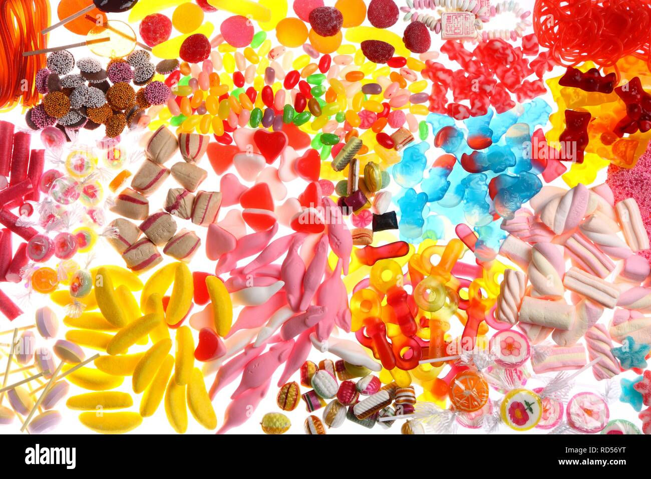Klare Plastiktüten mit einer Vielzahl von Fruchtgummis, Marshmallows, Bonbons, Lutscher, Cookies und Gummibärchen Stockfoto