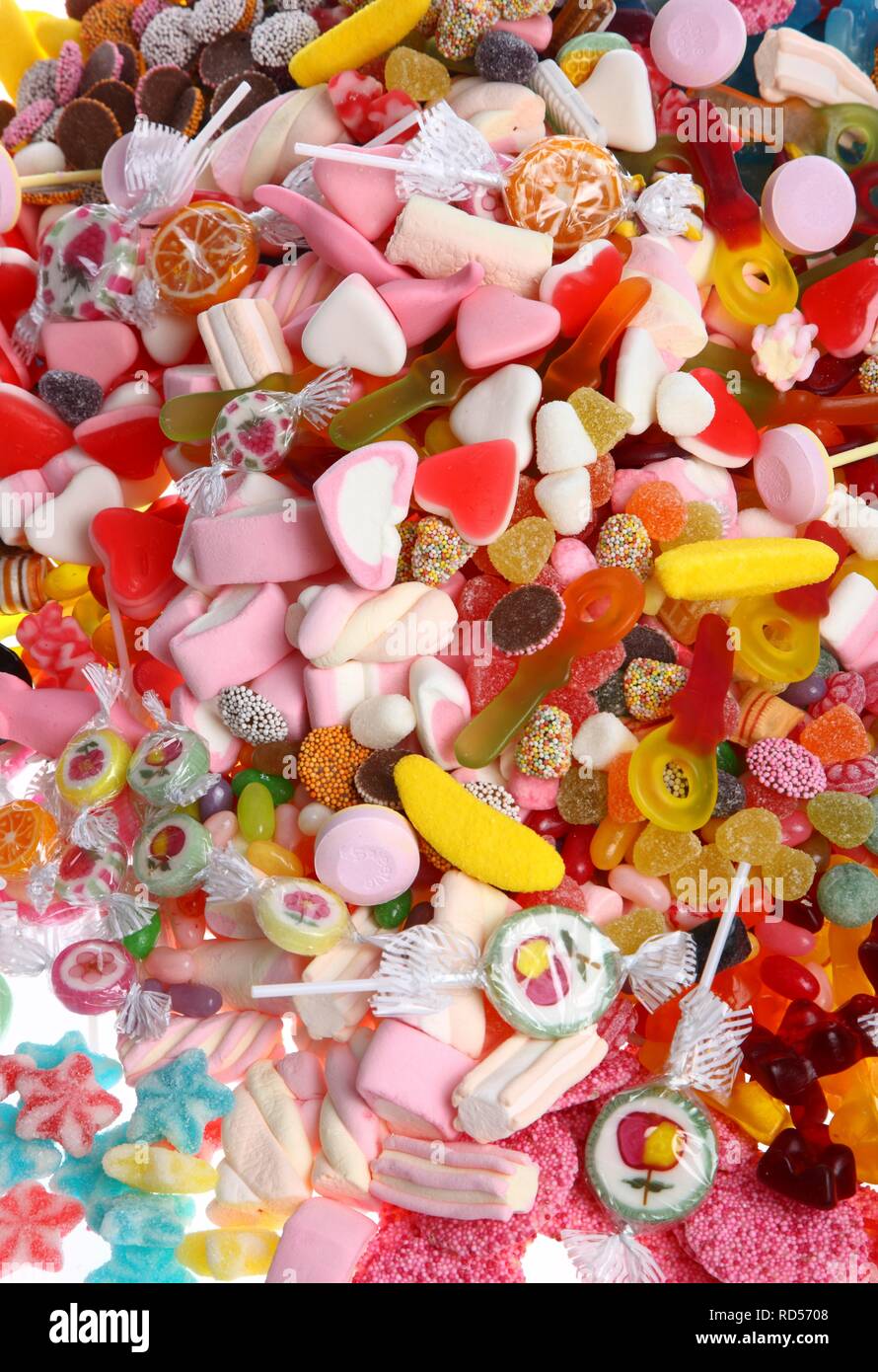 Klare Plastiktüten mit einer Vielzahl von Fruchtgummis, Marshmallows, Bonbons, Lutscher, Cookies und Gummibärchen Stockfoto