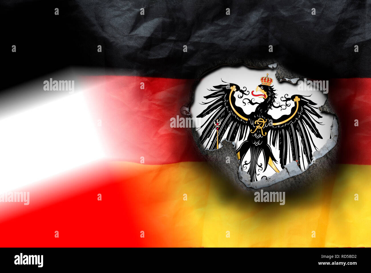 Deutschland Fahne mit Feuer Loch und Kaiseradler, Bewegung ist symbolisch Foto imperial Citizen, Deutschlandfahne mit Brandloch und Reichsadler, Symbolfoto Stockfoto