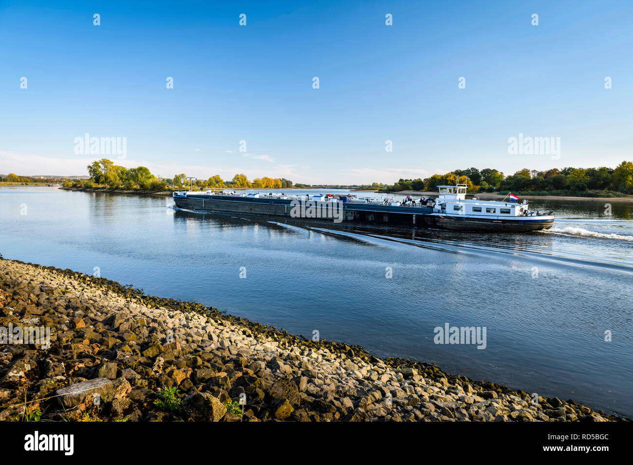 Tankschiff auf der Elbe in den alten schmalen Krankenschwester, Hamburg, Deutschland, Europa
