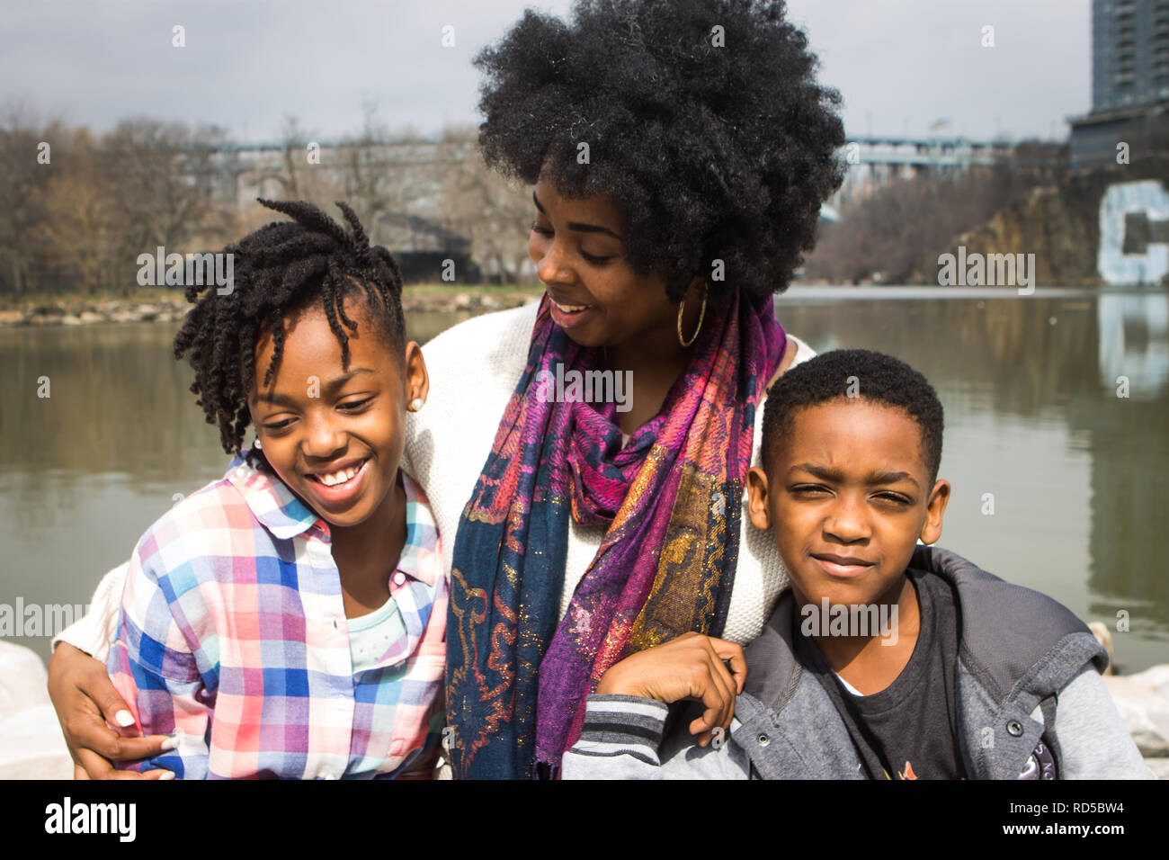 Close-up African American single Mutter mit Jungen und Mädchen, die außerhalb Stockfoto
