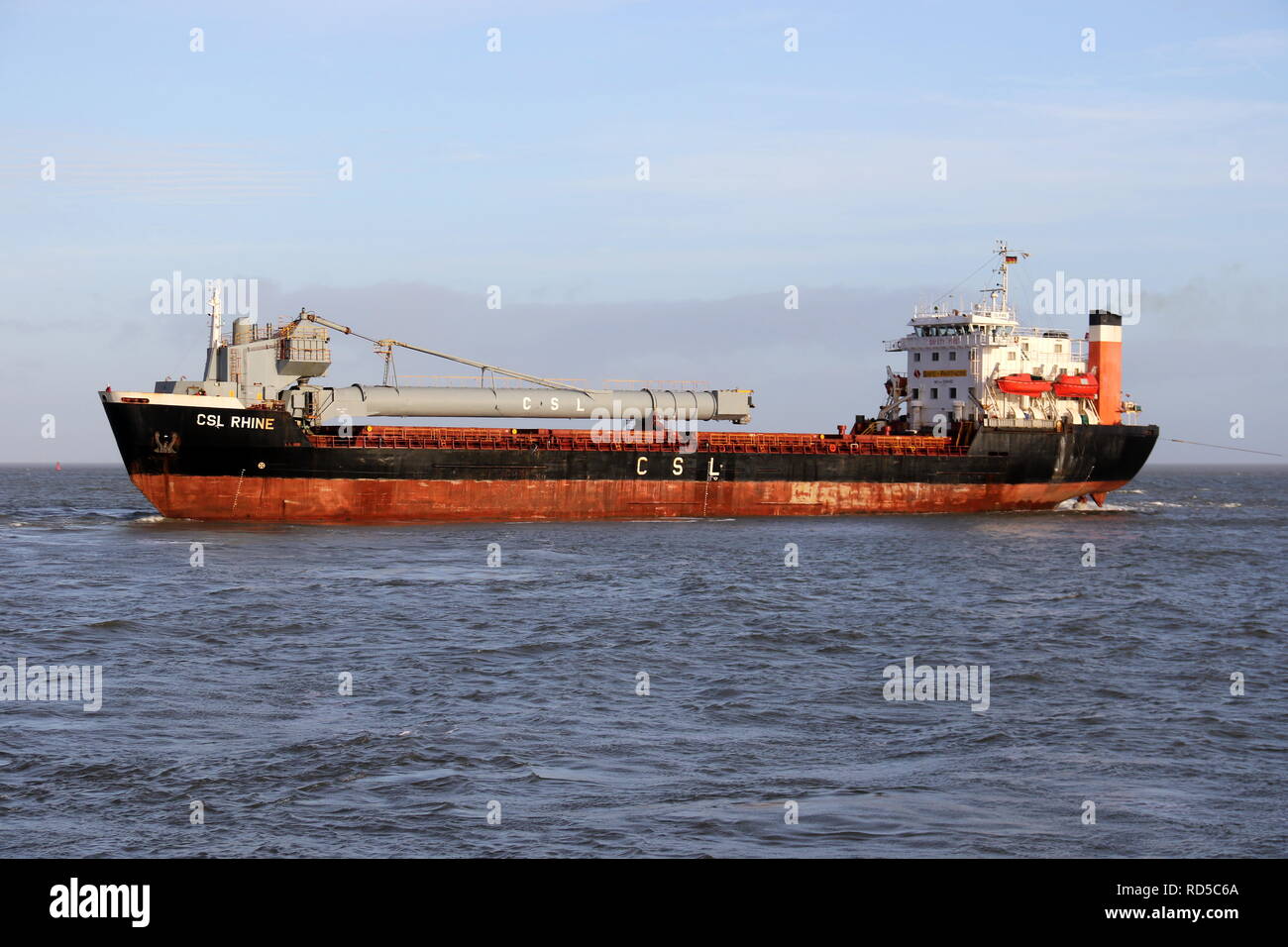 Die bulk carrier CSL Rhein verlässt den Hafen von Cuxhaven am 30. Dezember 2018. Stockfoto