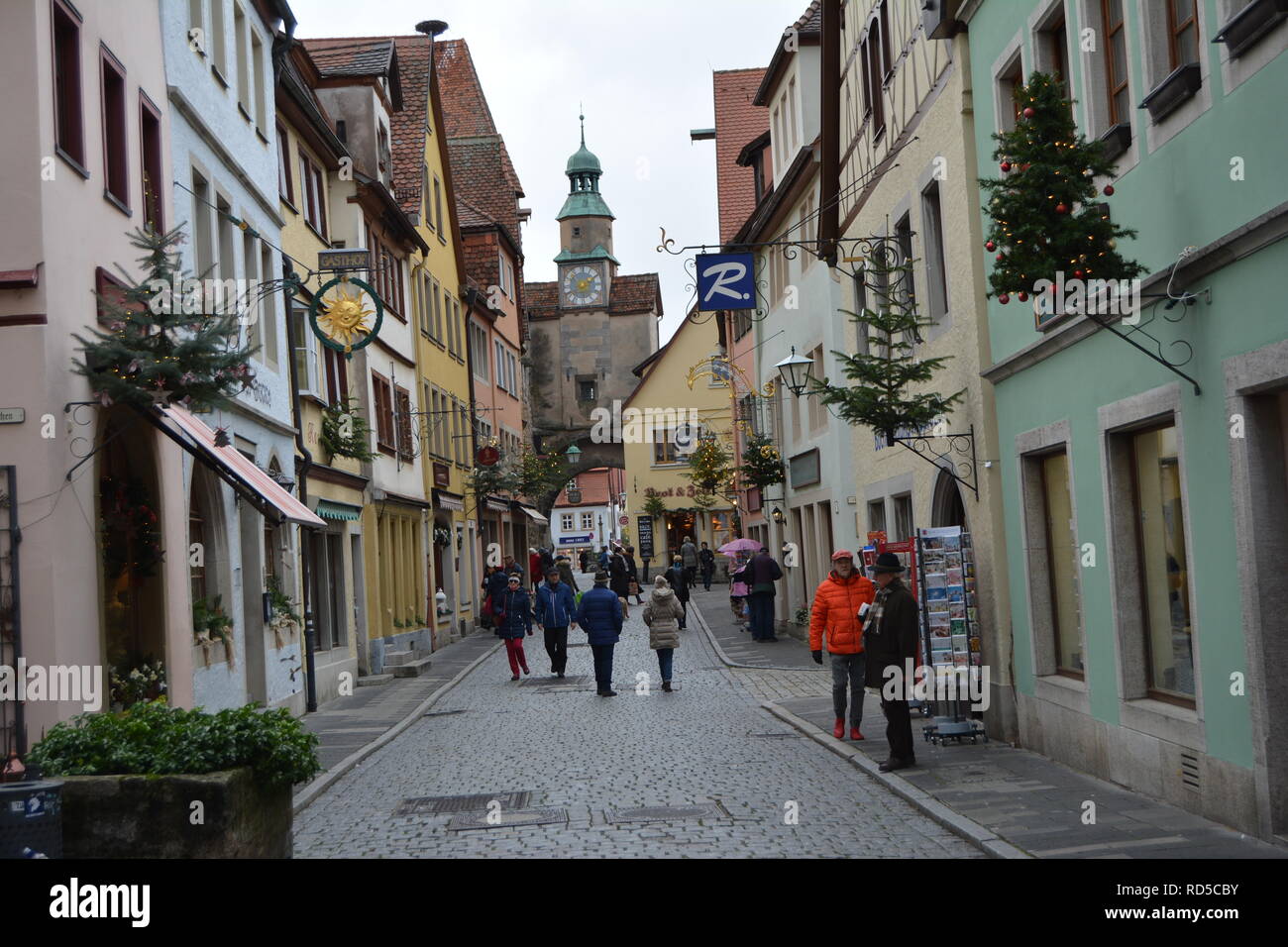 Die malerischen Gassen von Rothenburg o.d. Tauber auf Weihnachten. Deutschland. Stockfoto