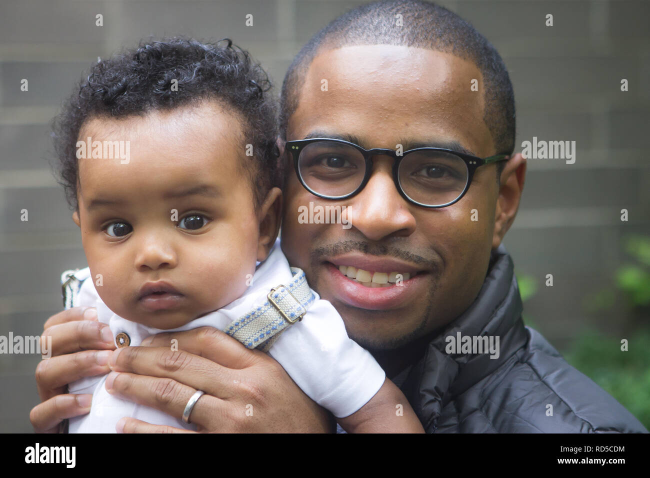 Nahaufnahme der afrikanischen amerikanischen Vater hält Baby Junge lächelnd Stockfoto