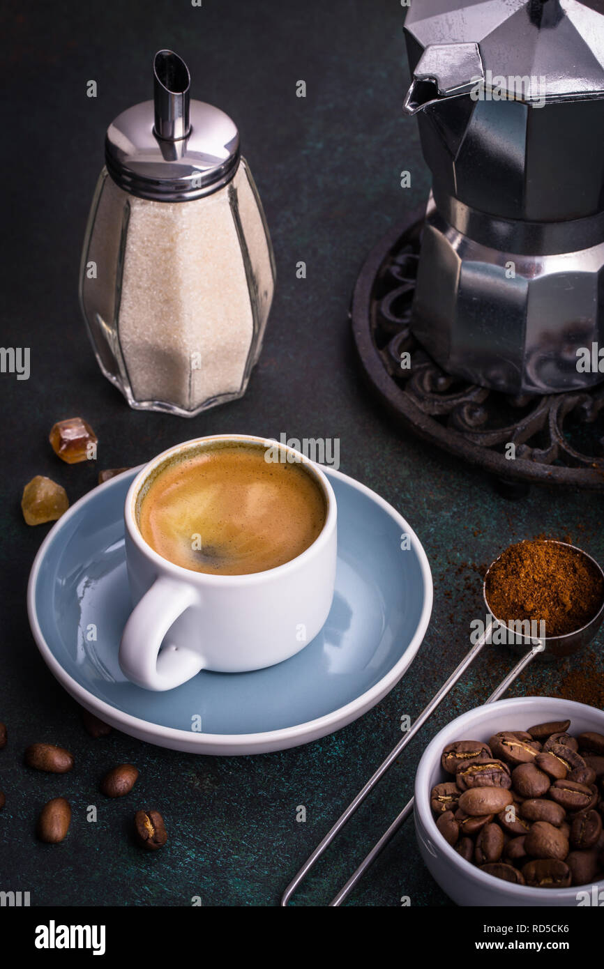 Schwarz Kaffee Tasse und Zubehör Stockfoto