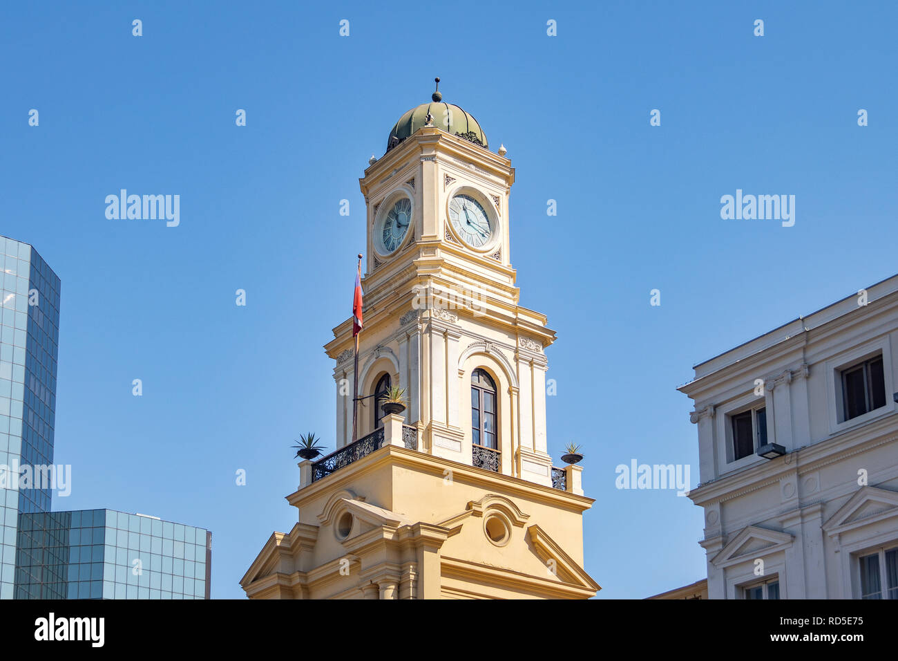 Das Nationalmuseum für Geschichte Innenhof (Museo Historico Nacional) Clock Tower an der Plaza de Armas Square - Santiago, Chile Stockfoto
