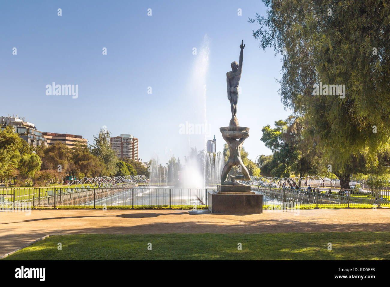 Aviation Hauptplatz (Plaza a la Aviacion) Brunnen und Rodo Denkmal - Santiago, Chile Stockfoto