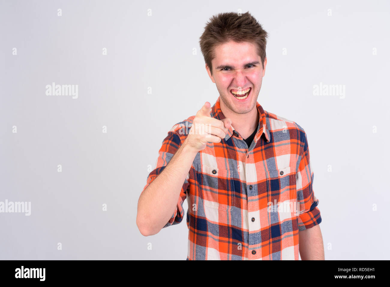 Zornigen jungen Mann an der Kamera vor weißem Hintergrund zeigen Stockfoto