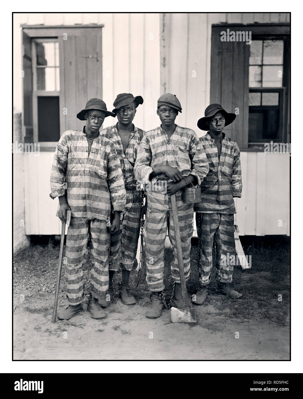 Eine südliche Chain Gang Gruppe von schwarzen amerikanischen Gefangenen in gestreifte Gefängnis Uniformen mit Taille und Knöchel Ketten c1900 USA Stockfoto