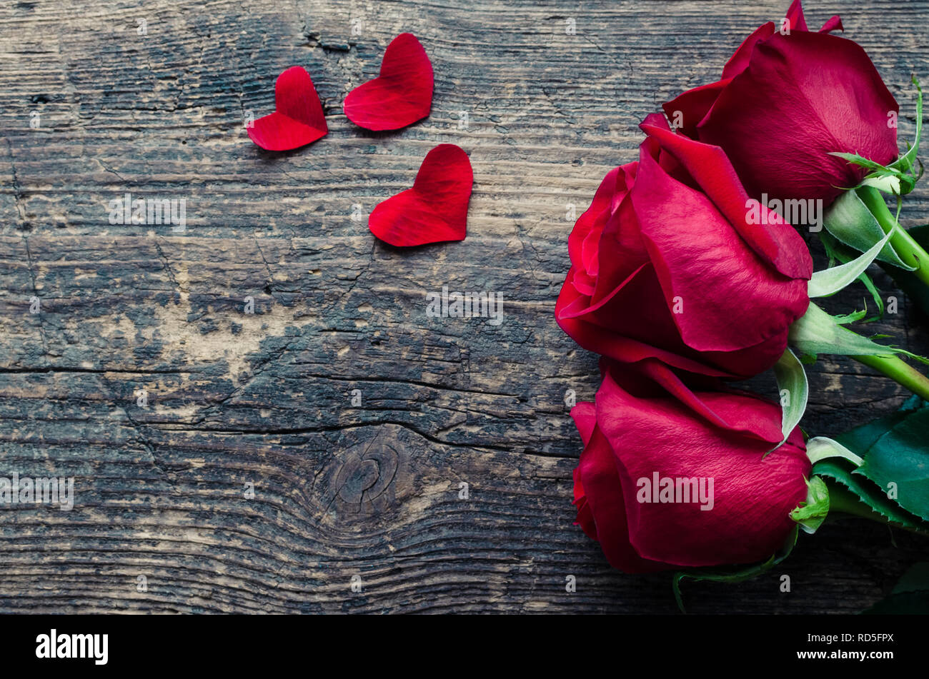 Rote Rosen Bluten Mit Roten Herzen Auf Alten Holz Hintergrund Mit Platz Fur Text Romantischer Valentinstag Feiertage Konzept Valentinstag Grusskarten C Stockfotografie Alamy