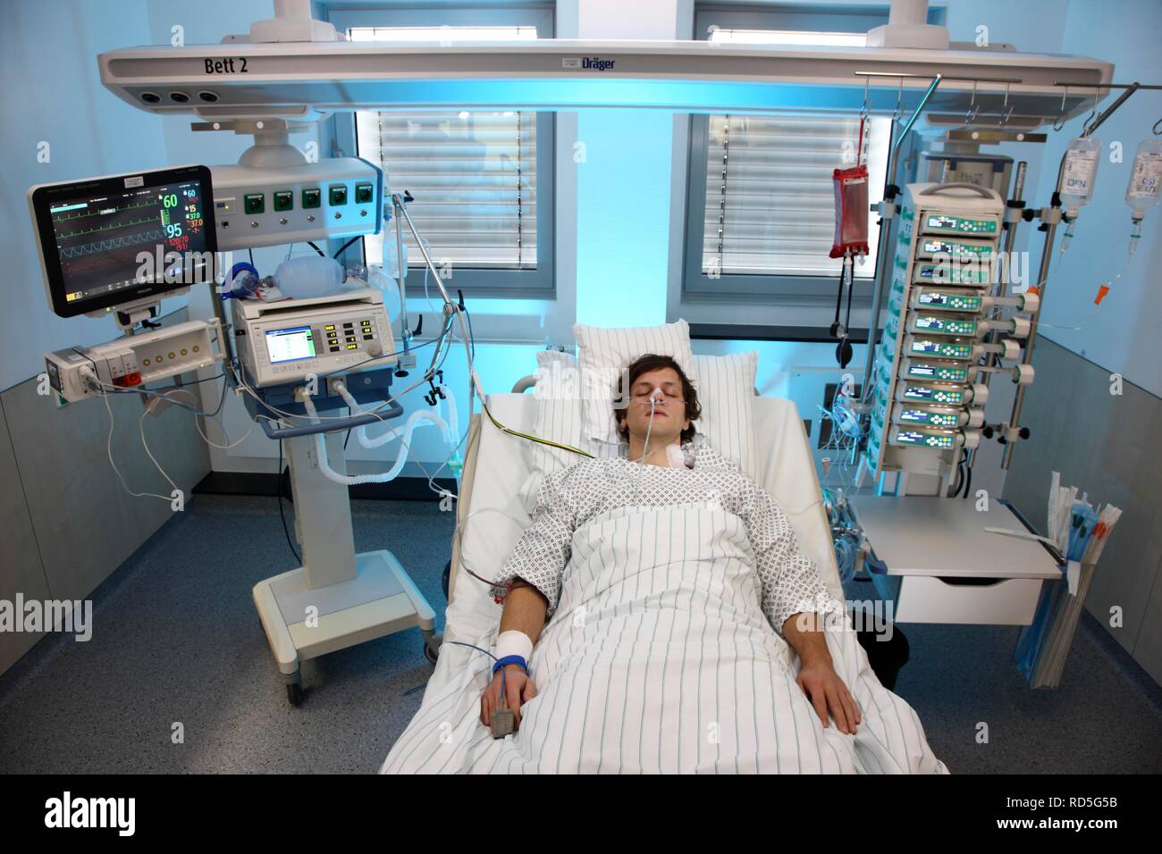Patient in ein spezielles Bett, künstliche Atmung durch die Nase gegeben, Intensivstation, Krankenhaus Stockfoto