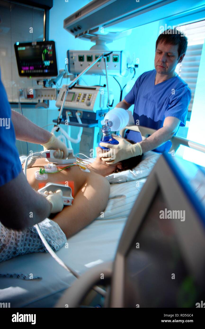 Notfall auf einer Intensivstation, Herz-Kreislauf-Verhaftung, Patient ist eine künstliche Beatmung durch die Hand gegeben hat, Stockfoto