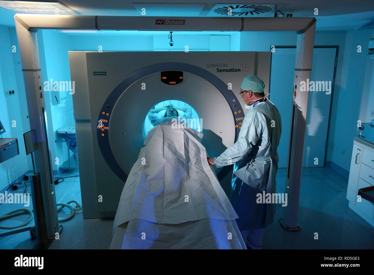 Computertomographie, CT- oder CAT-Scan, computergestützte Tomographie, Krankenhaus Stockfoto