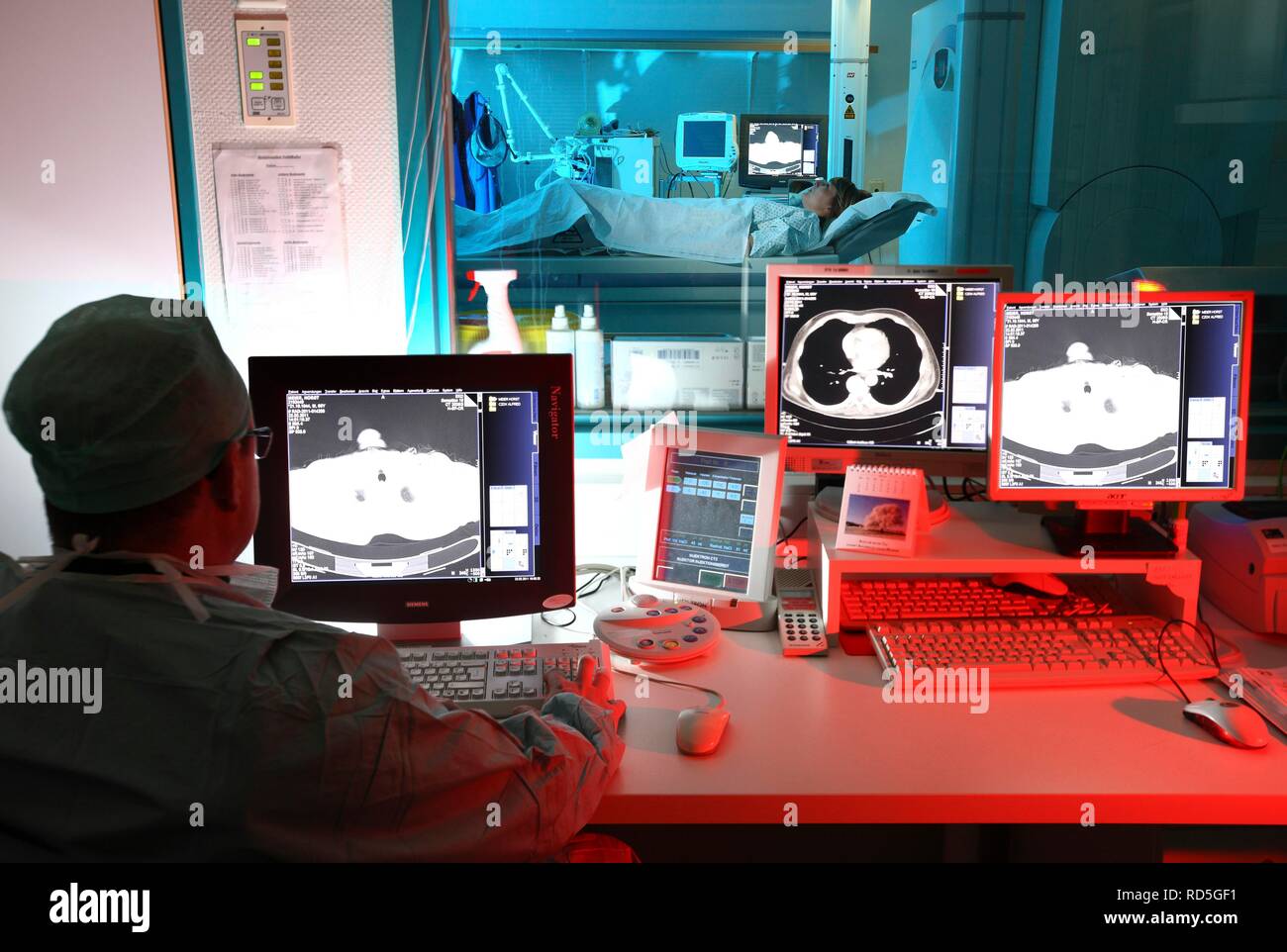 Computertomographie, CT- oder CAT-Scan, computergestützte Tomographie, Krankenhaus Stockfoto