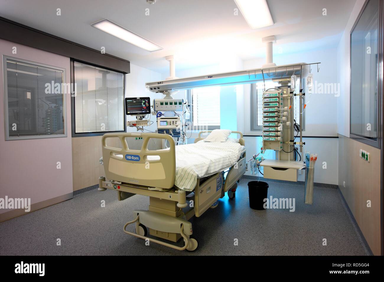 ICU oder Intensivstation, leeres Patientenbett für einen neuen Patienten bereit, medizinische Geräte für die Pflege, Belüftung und Stockfoto