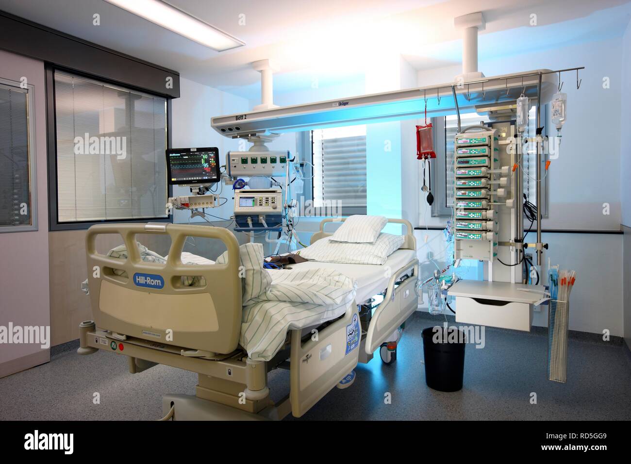 ICU oder Intensivstation, leeres Patientenbett für einen neuen Patienten bereit, medizinische Geräte für die Pflege, Belüftung und Stockfoto