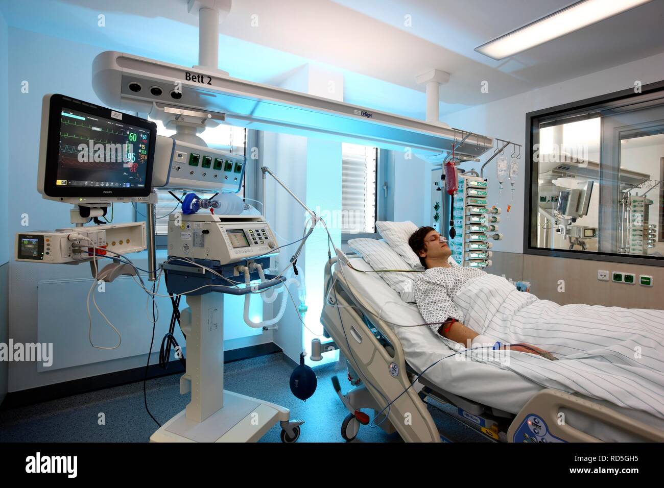 Patient in ein spezielles Bett, künstliche Atmung durch die Nase gegeben, Intensivstation, Krankenhaus Stockfoto