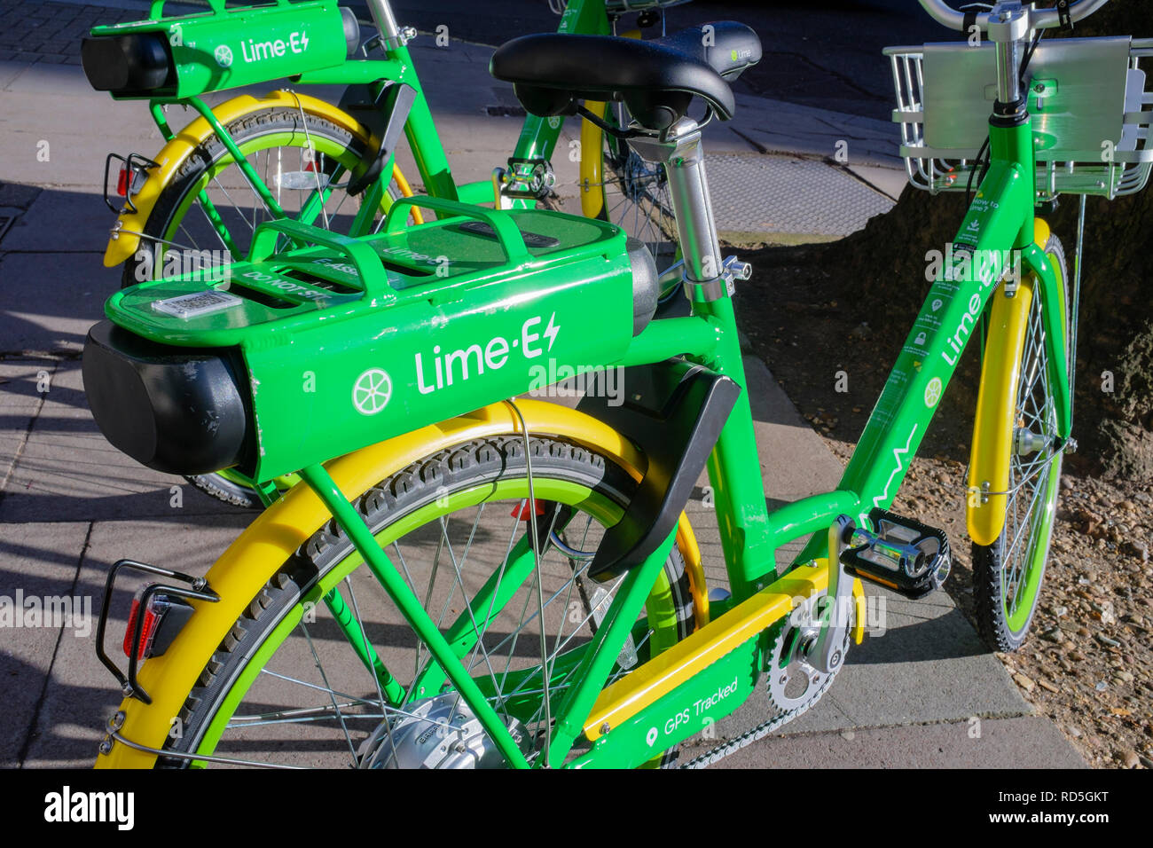 Kalk - E E-Bikes auf der Straße. London, Großbritannien Stockfoto