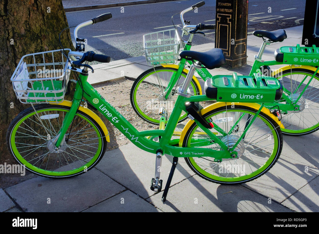 Kalk - E E-Bikes auf der Straße. London, Großbritannien Stockfoto