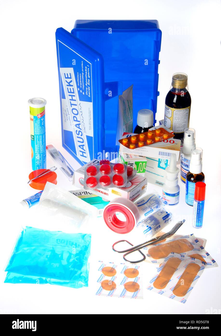 Home Medizin Brust mit einer Auswahl an Medikamenten und Verbandsmaterial Stockfoto