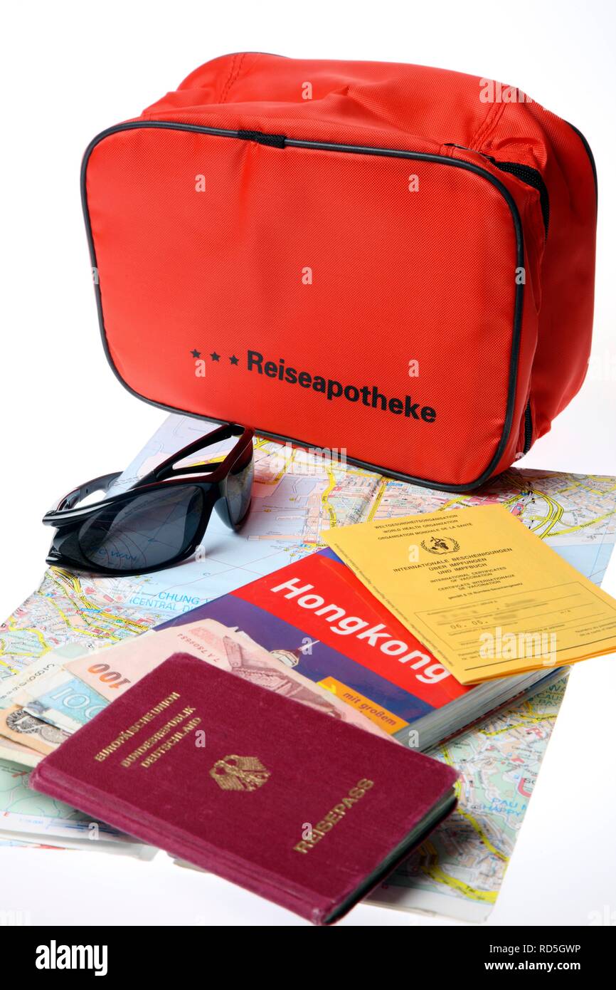 Erste-hilfe-Kit, Reisepass, Impfpass, Sonnenbrille, Reiseführer Stockfoto