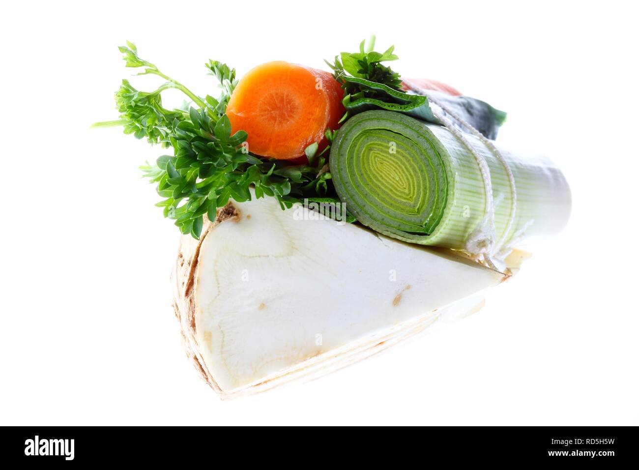 Abgepackte Gemüse für die Suppe, Mirepoix oder Suppengruen mit Sellerie,  Lauch, Karotte, Petersilie Stockfotografie - Alamy