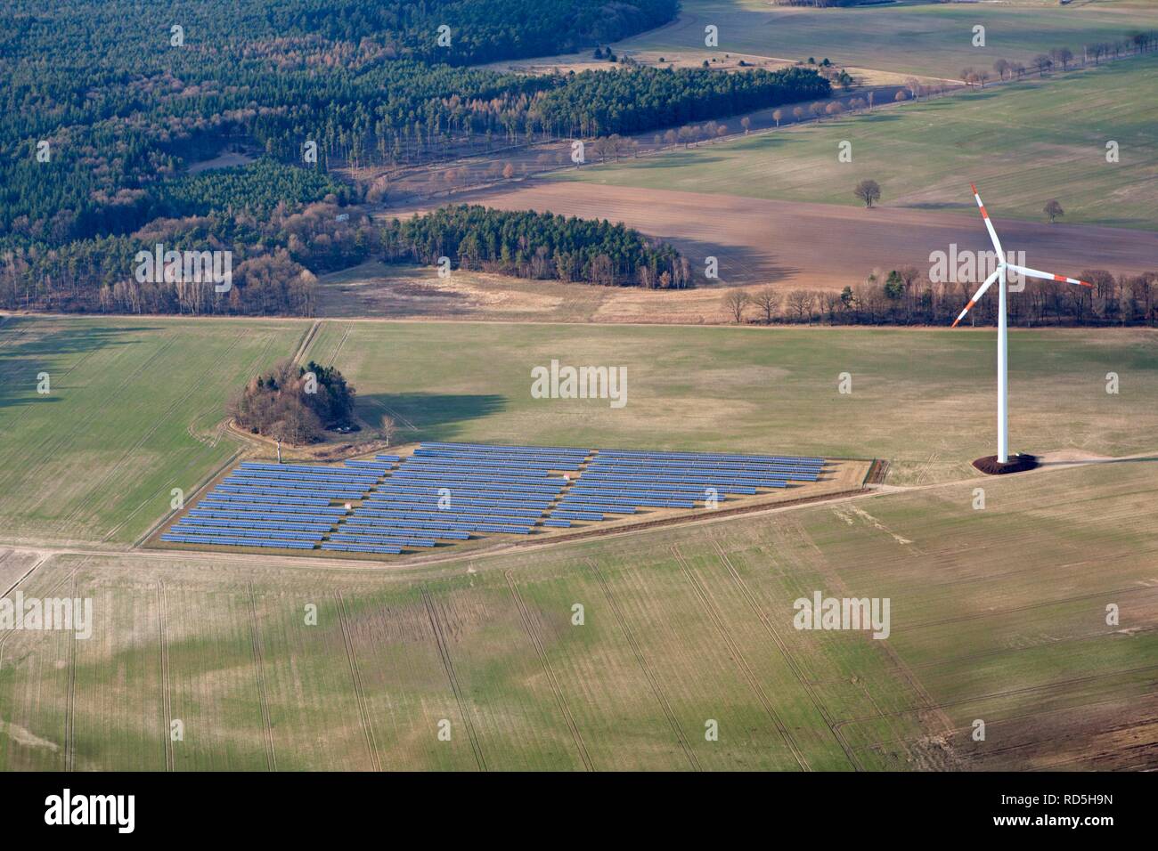 Solarpark in Suedergellersen in der Nähe von Lüneburg, Niedersachsen Stockfoto