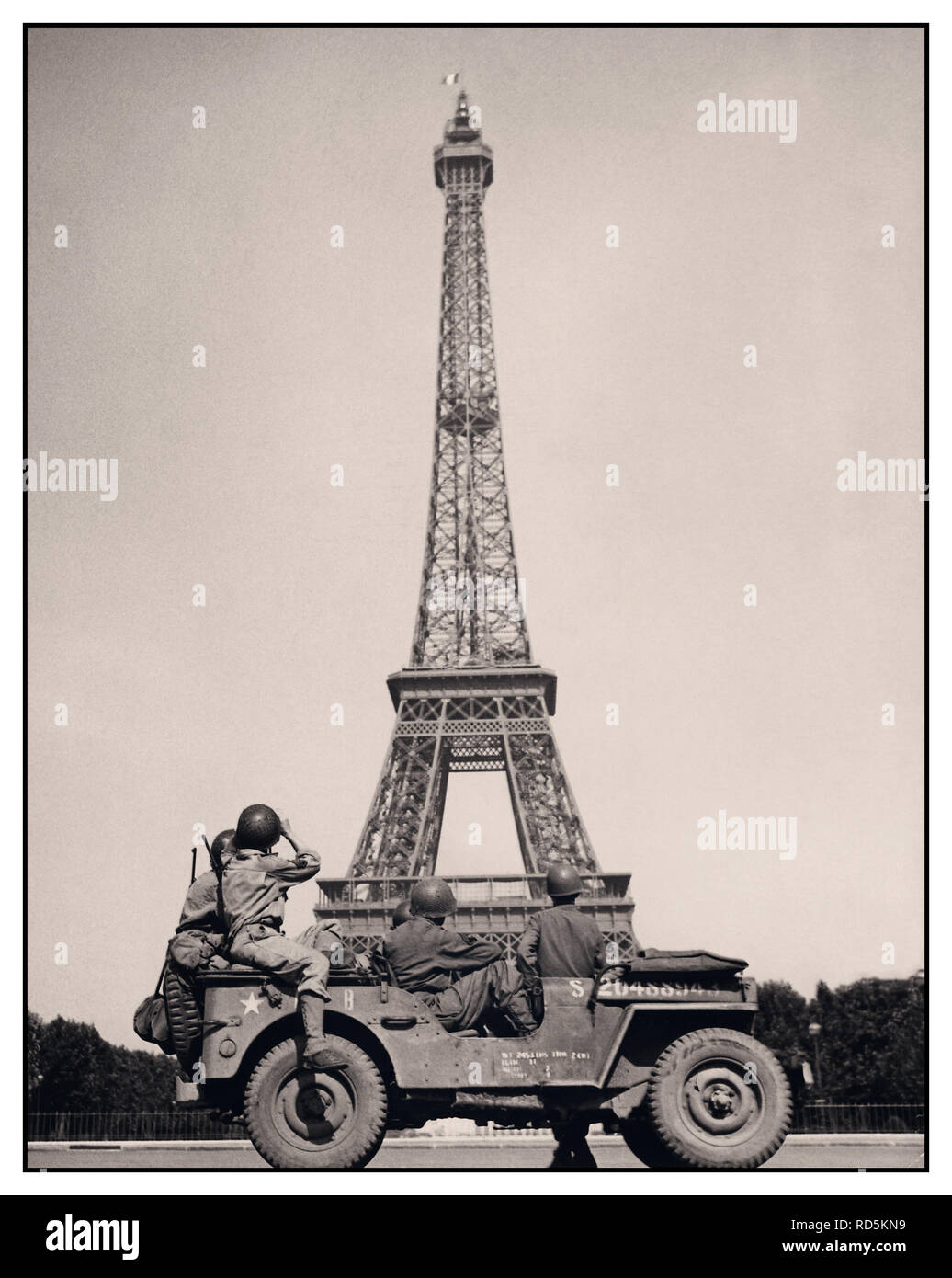 WW2 Paris Befreiung Befreiung der amerikanischen Truppen, die Sitzung in einem Willy Jeep, ein Foto der Eiffelturm, die die französische Trikolore, Paris Frankreich 1945 den Zweiten Weltkrieg Zweiten Weltkrieg nehmen Stockfoto