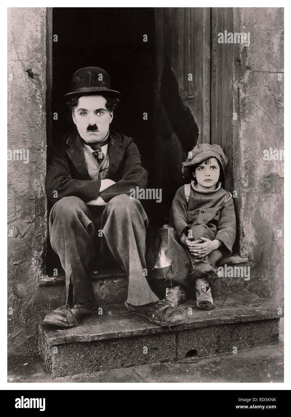 CHARLIE CHAPLIN 1920 Archiv Studio Werbung Foto von Charlie Chaplin's 1921 Film "The Kid". Abgebildet sind Charlie Chaplin und Jackie Coogan. Stockfoto