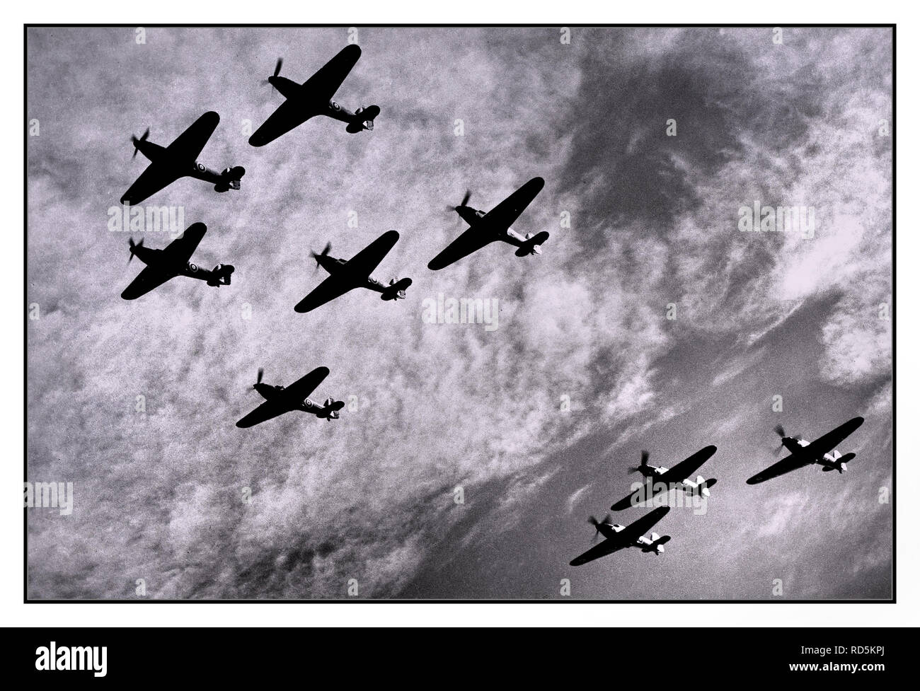 HAWKER HURRICANE FLUGZEUGE 1940 Vintage WW2 Schlacht von Großbritannien Squadron Bildung von Hawker Hurricanes von RAF Fighter Command, auf Patrouille zu verteidigen gegen Nazi-Deutschland Bomber, wahllos angreifen Allgemeine besiedelten Gebieten in Großbritannien während der Blitz von 1940 Stockfoto