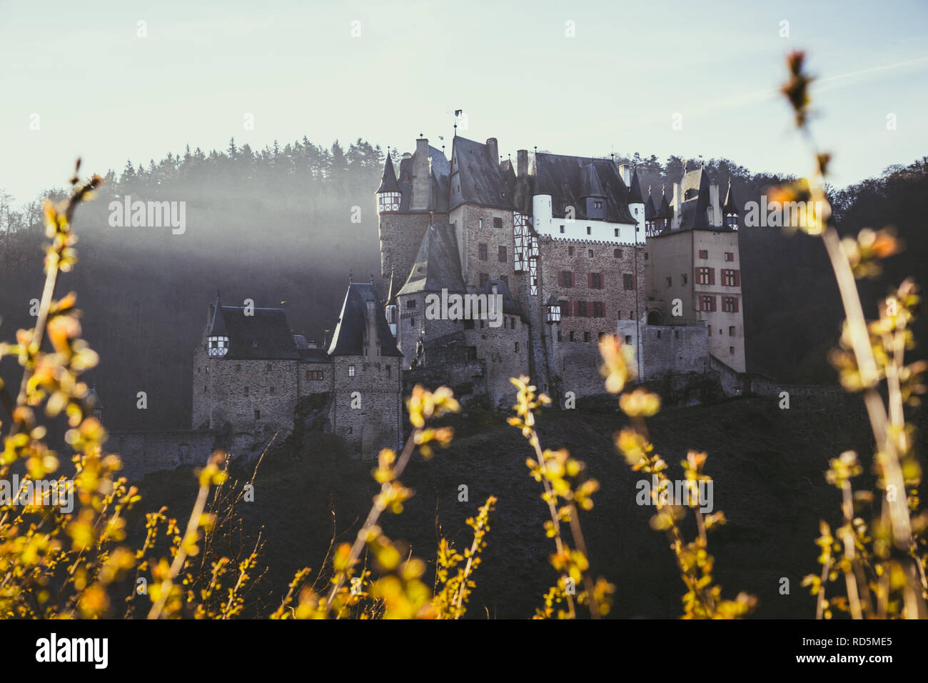 Schönen Blick auf die berühmte Burg Eltz im malerischen golden Morgen bei Sonnenaufgang im Herbst, Wierschem, Rheinland-Pfalz, Deutschland Stockfoto