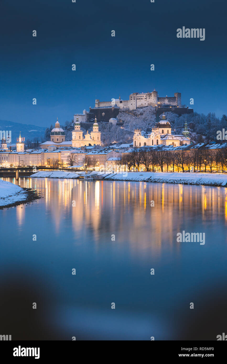 Klassische Ansicht von der historischen Stadt Salzburg mit der berühmten Festung Hohensalzburg und Salzach Fluss beleuchtet in schöne Dämmerung im malerischen Chri Stockfoto