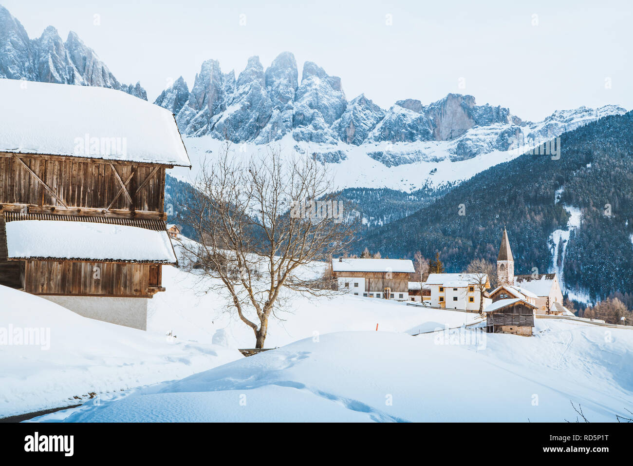Classic Panorama der Dolomiten Bergspitzen mit dem historischen Dorf Val di Funes auf einem malerischen Tag im Winter, Südtirol, Italien Stockfoto