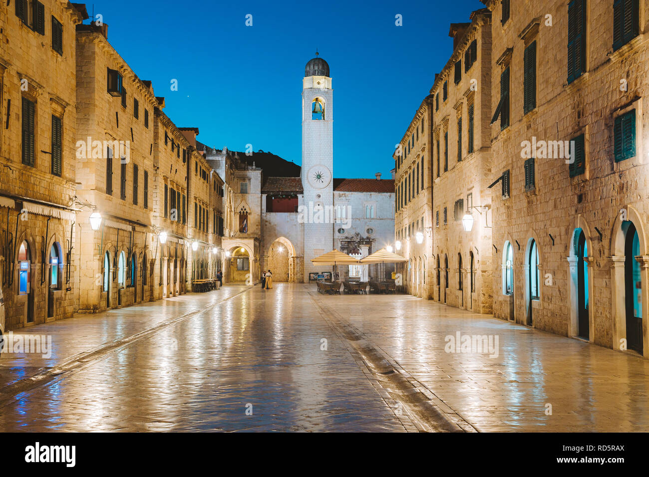 Klassische Panoramablick auf den berühmten Stradun, die Hauptstraße der Altstadt von Dubrovnik, in schöner Morgendämmerung vor Sonnenaufgang in der Morgendämmerung im Sommer Stockfoto