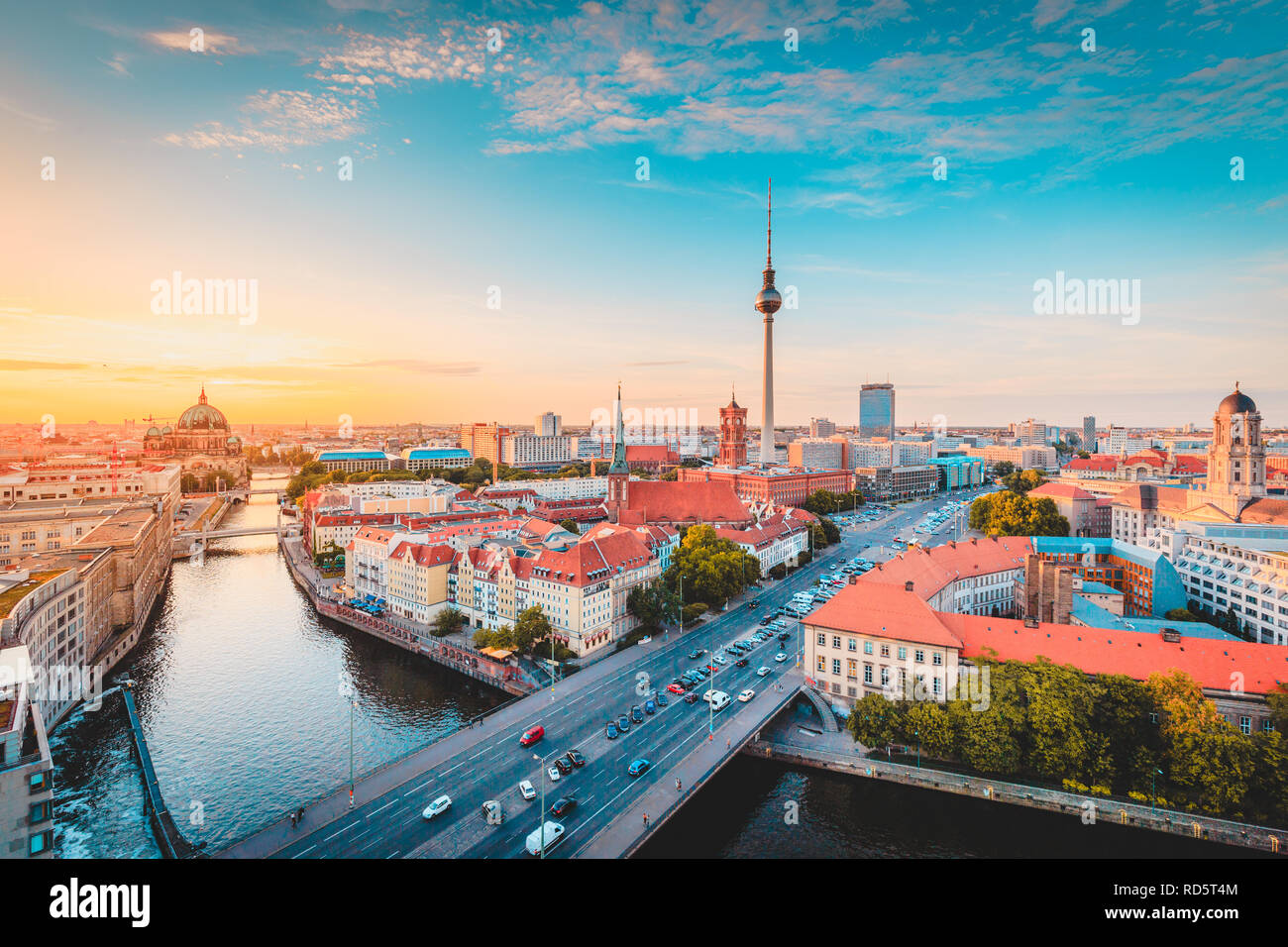 Klassische Ansicht der Berliner Skyline mit berühmten Fernsehturm und Spree in wunderschönen goldenen Abendlicht bei Sonnenuntergang, zentrale Berlin Mitte, Deutschland Stockfoto