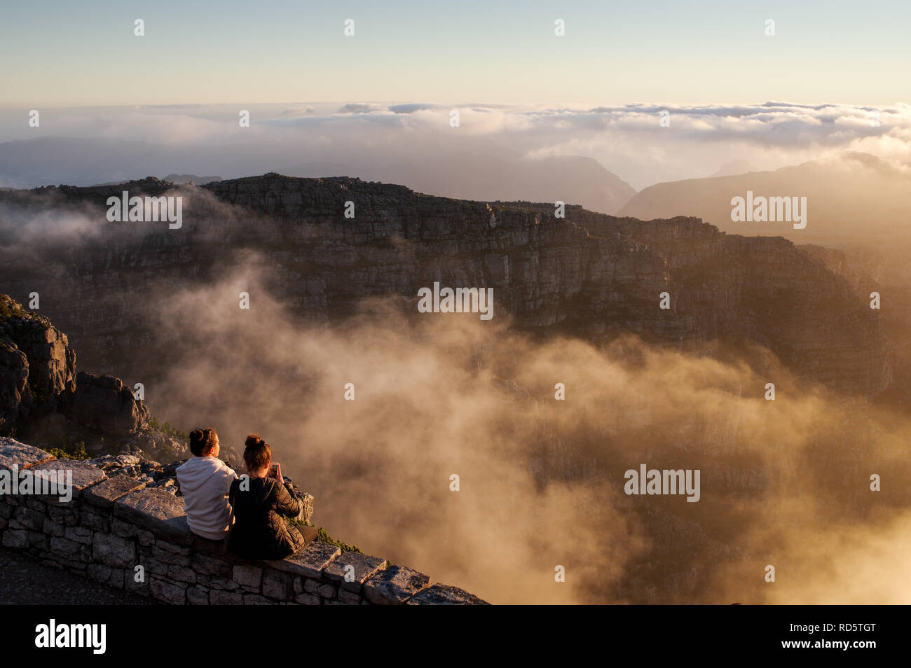 Touristen bewundern die Wolke bedeckte Berge vom Tafelberg in Kapstadt, Südafrika Stockfoto