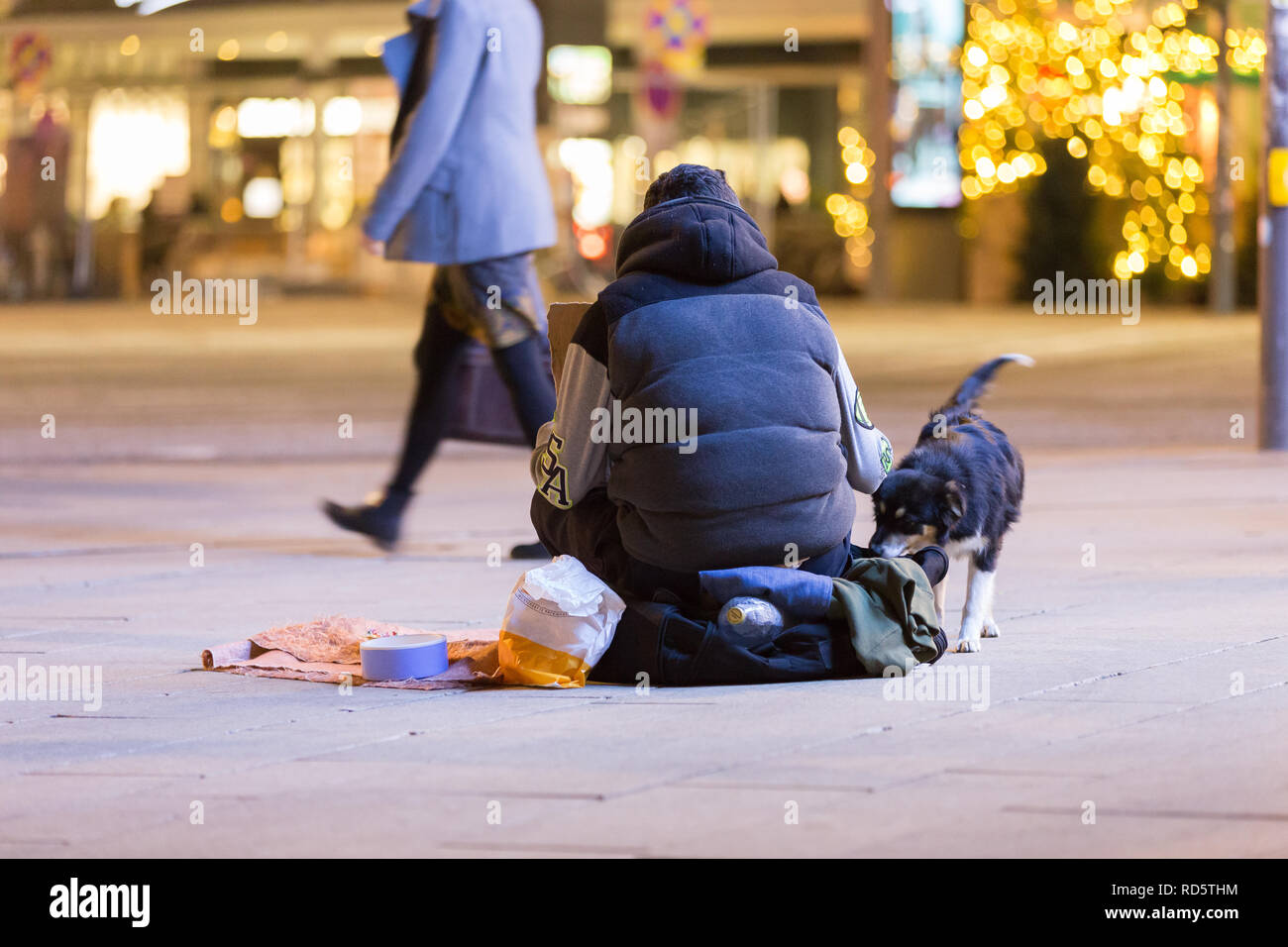 Bettler in der Fußgängerzone von Hamburg Sitzung Stockfoto