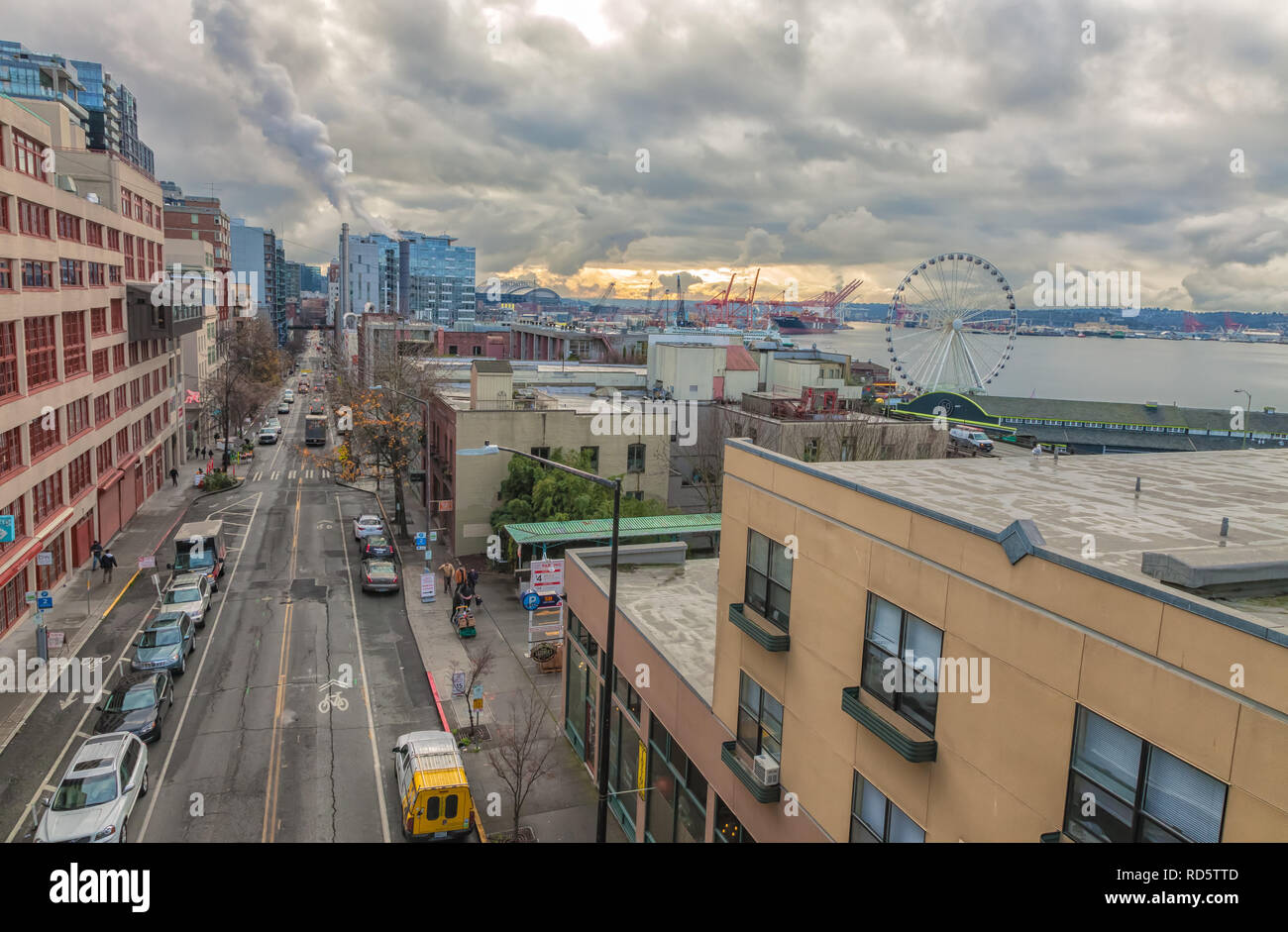 Ansicht des Seattle Waterfront District von Pike Marktplatz an einem bewölkten Wintermorgen, Washington, United States. Stockfoto