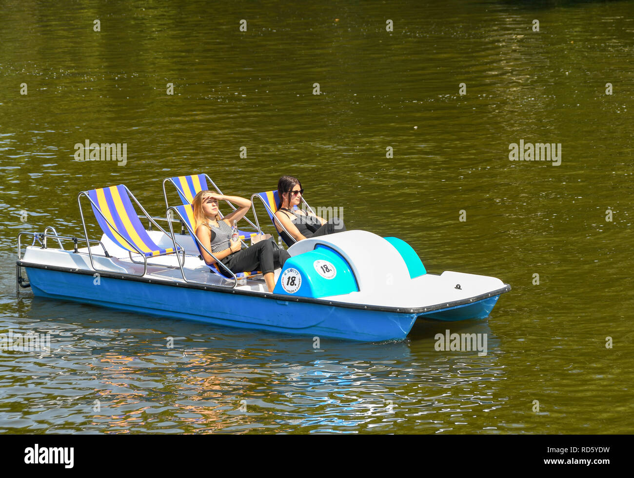 Prag, tschechische Republik - AUGUST 2018: Zwei Leute auf einem Tretboot auf der Moldau in Prag. Stockfoto