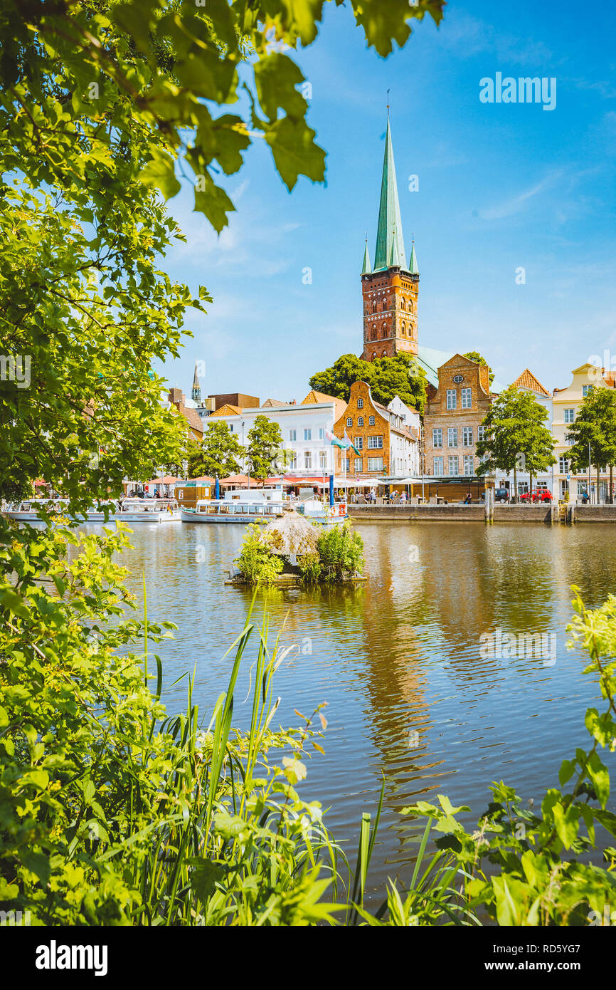 Classic panorama Blick auf die historische Stadt Lübeck mit berühmten Trave im Sommer, Schleswig-Holstein, Deutschland Stockfoto