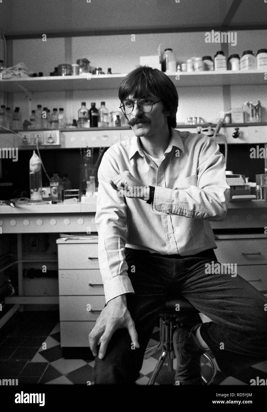 Professor Simon Wain-Hobson Pasteur Institut Pasteur, Paris Frankreich 1980er Jahre Er ist Mitglied des Montagniers-Teams, das das AIDS-Virus identifiziert und eine Heilung für HIV-AIDS sucht. 1985. Er ist heute Professor für molekulare Retrovirologie am Pasteur-Institut in Paris. HOMER SYKES Stockfoto