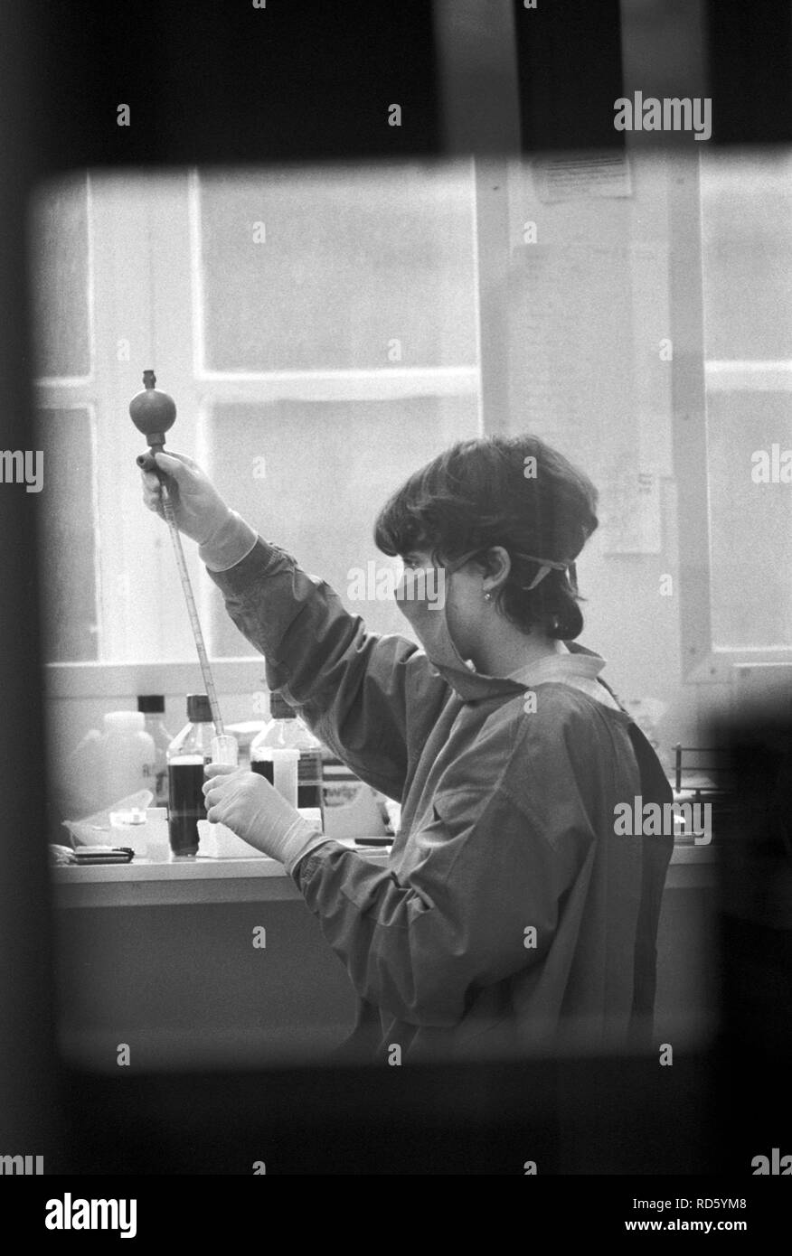 Institut Pasteur Institut Pasteur, Paris Frankreich 1980er Jahre. Professor Montagniers Team identifiziert das AIDS-Virus und findet eine Heilung von HIV-AIDS Auf Der Suche nach dem AIDS-Virus. HOMER SYKES Stockfoto