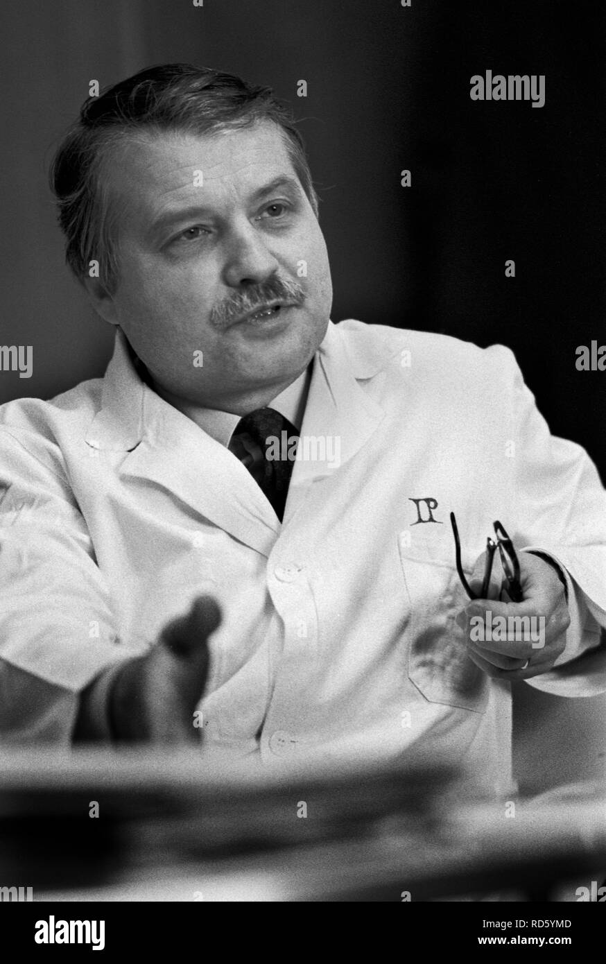 Professor Luc Montagnier Porträt am Pasteur Institut, Institut Pasteur Paris Frankreich 1980er Jahre Heilung HIV AIDS Frankreich.Circa 1985 1980er Jahre HOMER SYKES Stockfoto