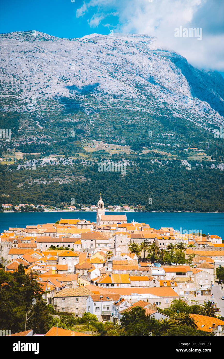 Schöne Aussicht auf die Altstadt von Korcula auf einem schönen, sonnigen Tag mit blauen Himmel und Wolken im Sommer, Insel Korcula, Dalmatien, Kroatien Stockfoto