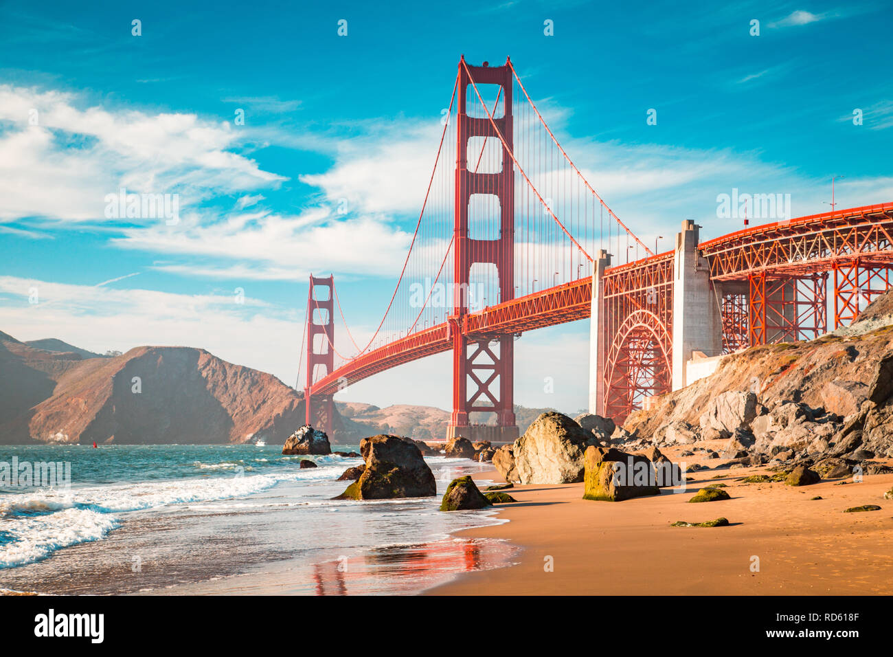 Klassische Ansicht der berühmten Golden Gate Bridge in wunderschönen goldenen Abendlicht an einem sonnigen Tag mit blauen Himmel und Wolken im Sommer, San Francisco, Californ Stockfoto
