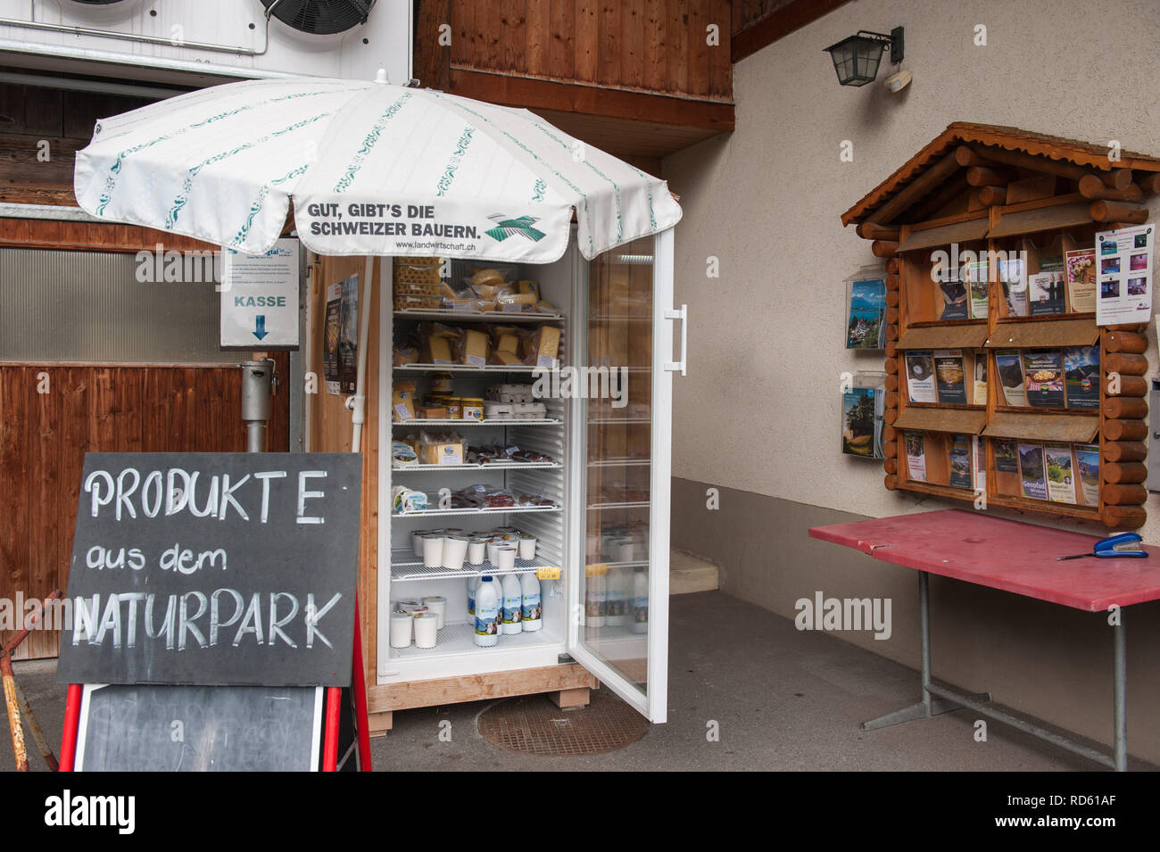 Schwenden Tal, Schweiz: Verkauf von Milchprodukten, vom Erzeuger bis zum Verbraucher. Stockfoto