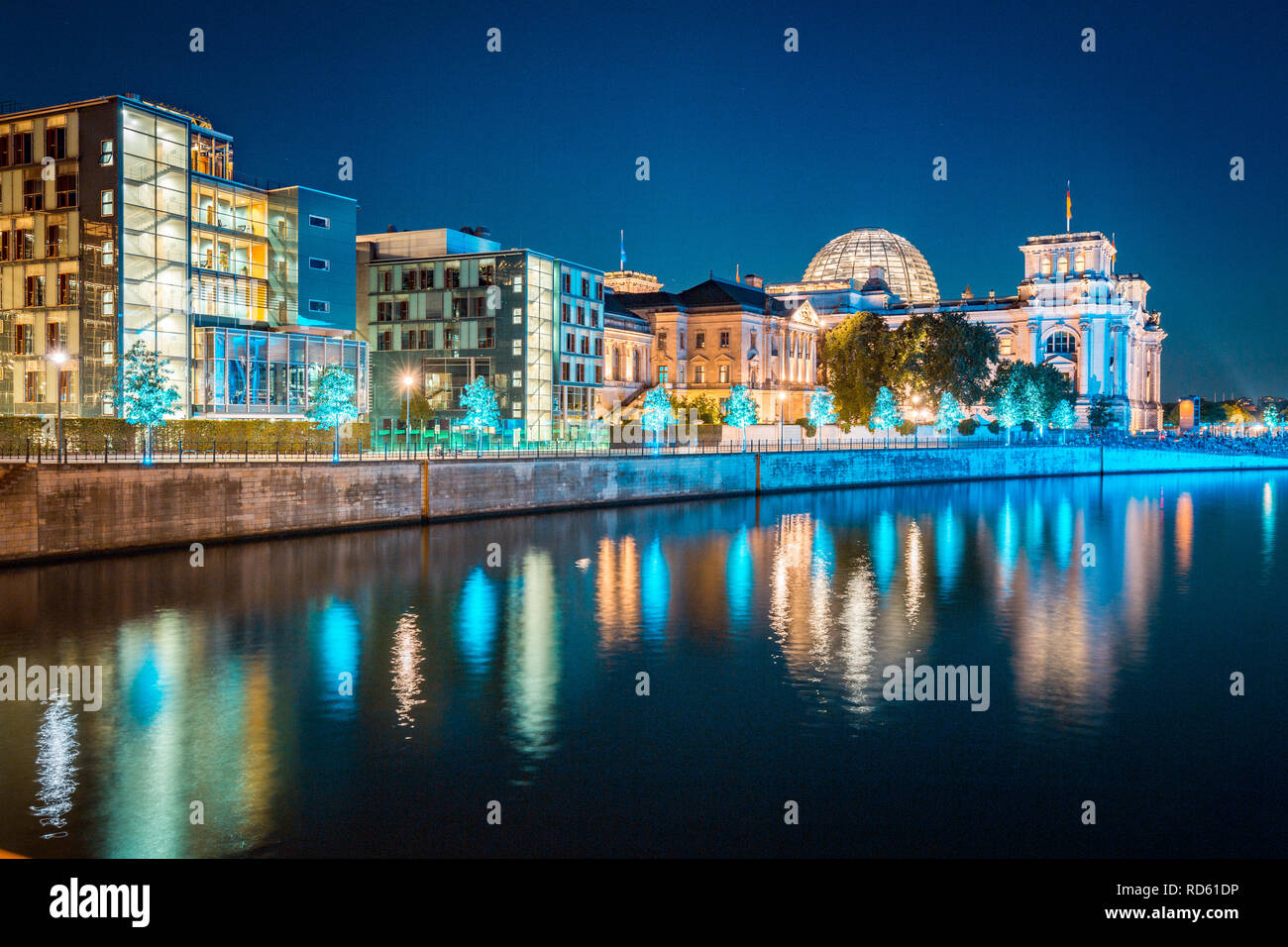 Panoramablick auf die Dämmerung Blick auf berühmte Berliner Regierungsviertel mit Spree während der Blauen Stunde in der Dämmerung, zentrale Berlin Mitte, Deutschland Stockfoto