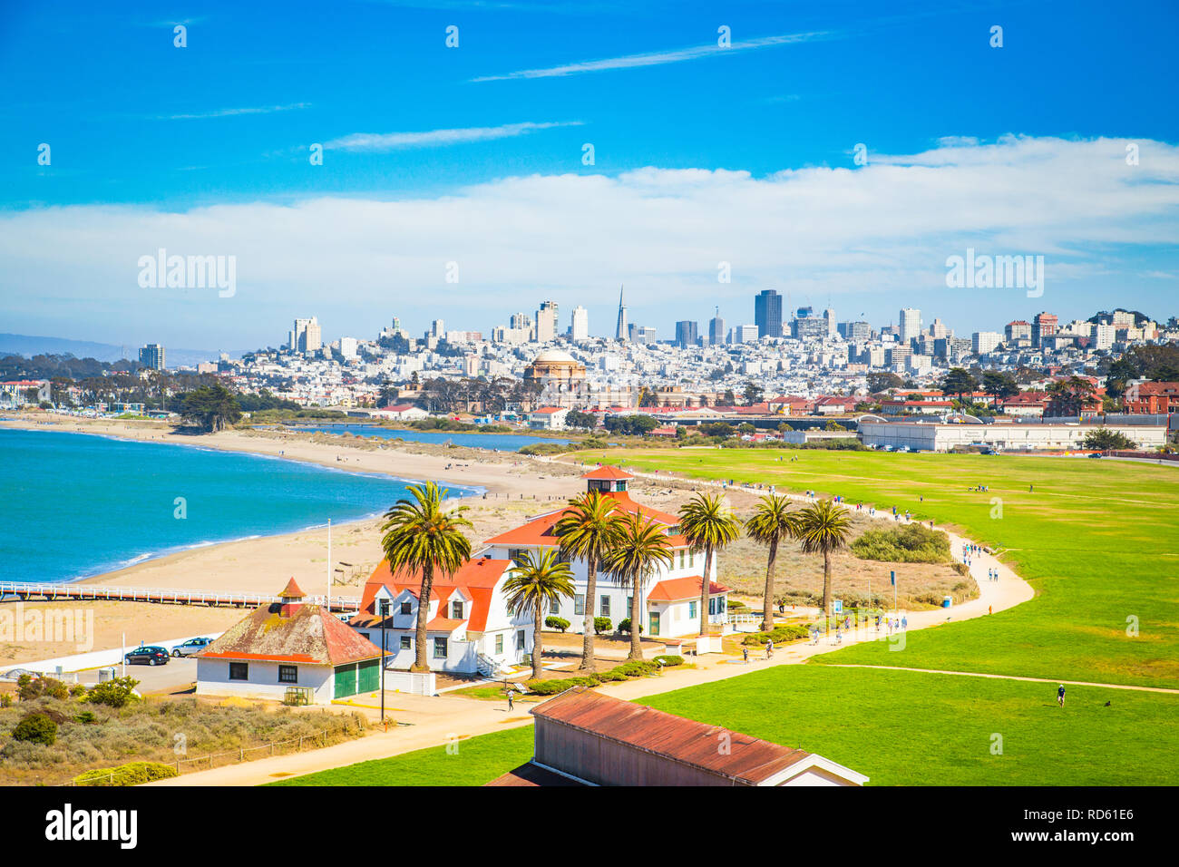 Panoramablick auf San Francisco Skyline mit historischen Crissy Field und ehemalige USCG Fort Point Rettungsboot Station (LBS) im Vordergrund auf einer wunderschönen Stockfoto